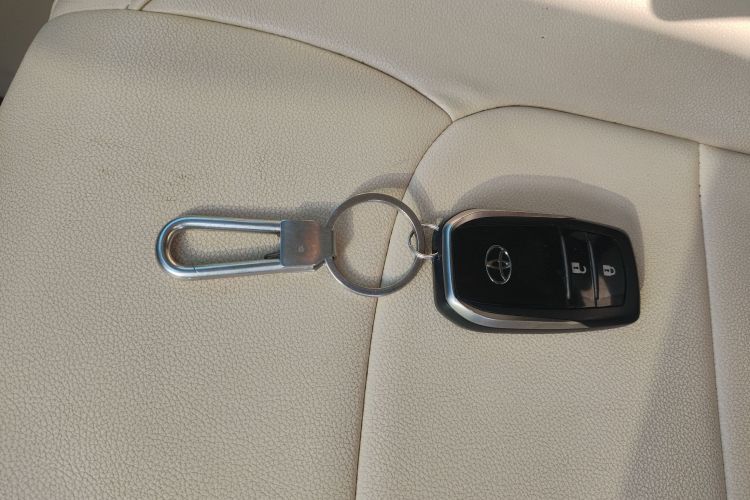 丰田 汉兰达 2018款 2.0T 四驱豪华版 7座 国VI中控内饰7001