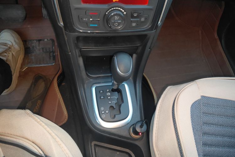 标致308 2014款 乐享版 经典 1.6L 自动风尚型中控内饰18