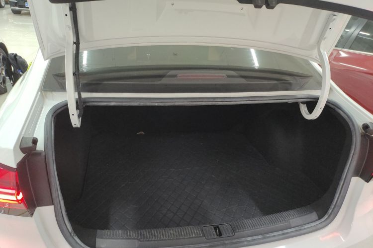 荣威i5 2021款 1.5L CVT钻石版机舱底盘23