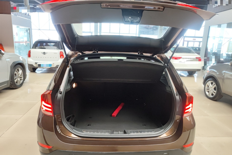 宝马X1 2014款 sDrive18i 领先型机舱底盘23