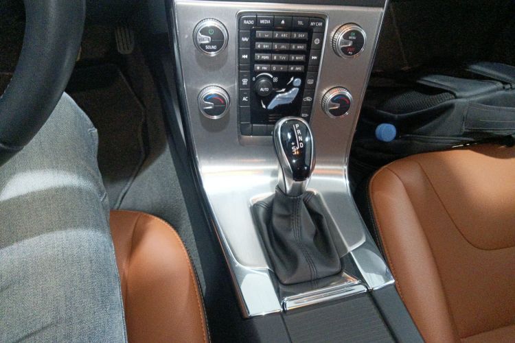 沃尔沃S60 2019款 S60L T3 智进版中控内饰18