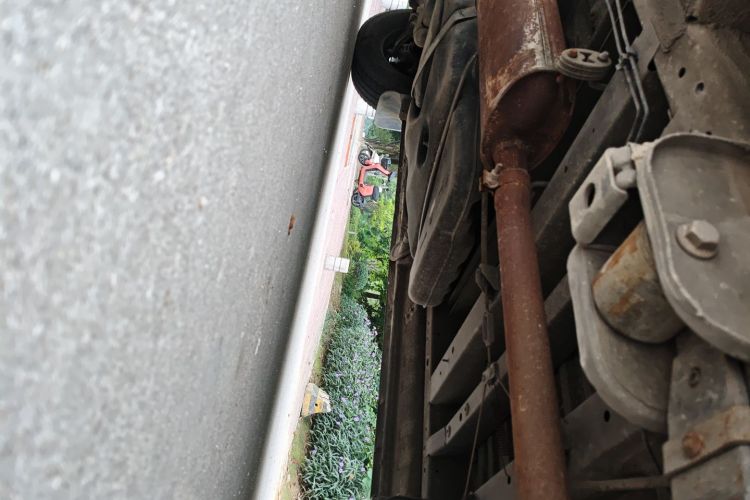 上汽大通MAXUS 新途V80 2017款 2.5T 5挡手动傲运通国IV短轴超低顶5/6/10座局部细节9003