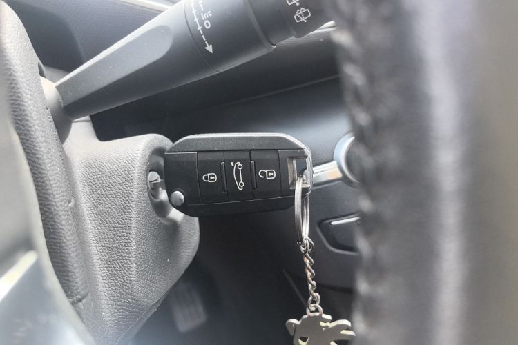 标致308S 2015款 1.2T 自动劲驰版中控内饰7001