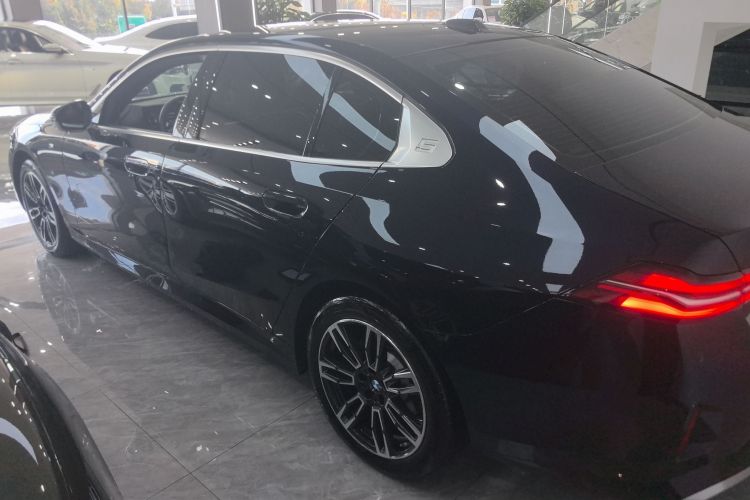 宝马5系 2024款 530Li 领先型 M运动套装车身外观6003