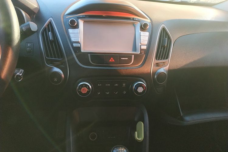 北京现代ix35 2015款 2.0L  手动两驱舒适型 国IV中控内饰16