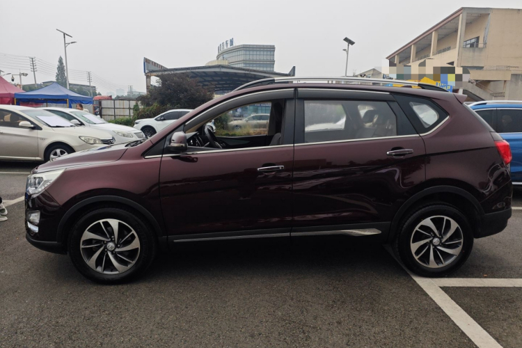 宝骏560 2016款 1.5T 手动豪华型车身外观4