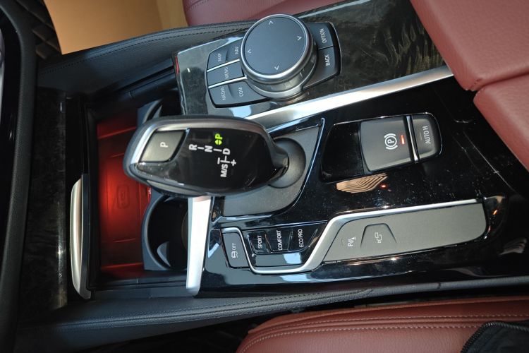 宝马5系 2020款 530Li 领先型 M运动套装中控内饰18