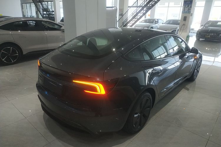 特斯拉 Model 3 2025款 改款 后轮驱动版车身外观7
