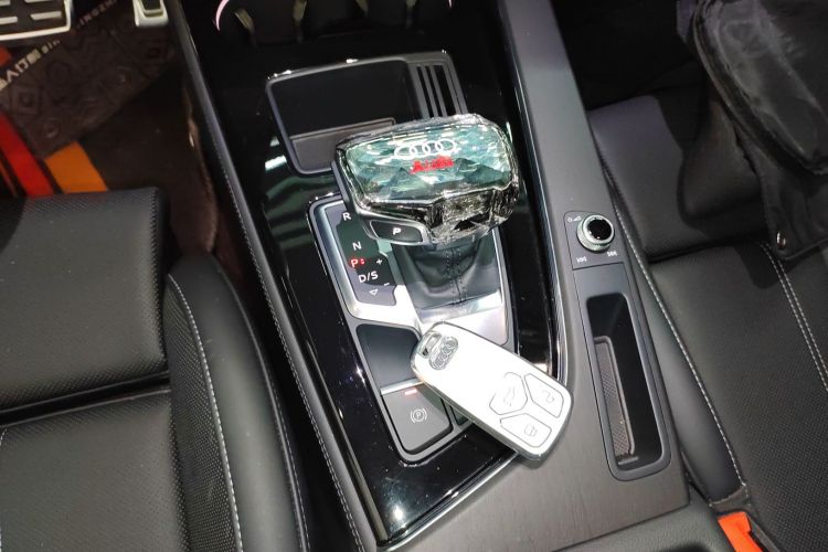 奥迪A4L 2024款 40 TFSI 豪华动感型中控内饰18