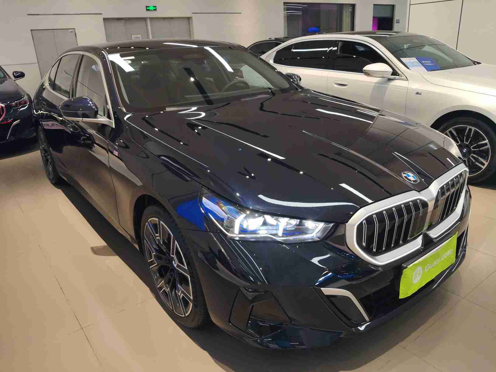 车辆右前45度外观展示