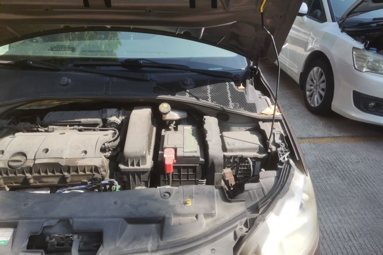 标致301 2014款 1.6L 自动舒适版机舱底盘26