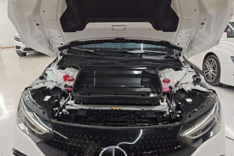 奔驰EQE 2022款 350 豪华版机舱底盘24