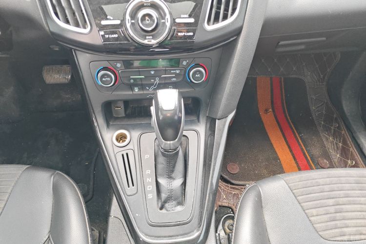 福特 福克斯 2015款 两厢 1.6L 自动风尚型中控内饰18