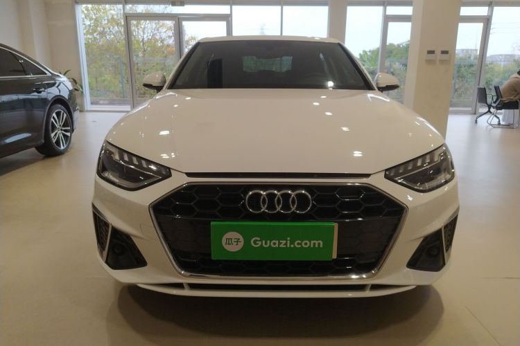 奥迪A4L 2025款 200万辆悦享版 40 TFSI 时尚动感型车身外观2