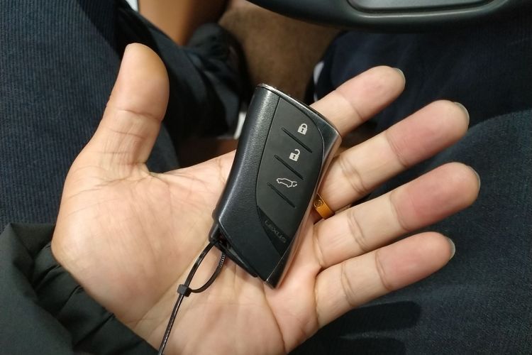 雷克萨斯RZ 2023款 450e 四驱纵享版中控内饰11