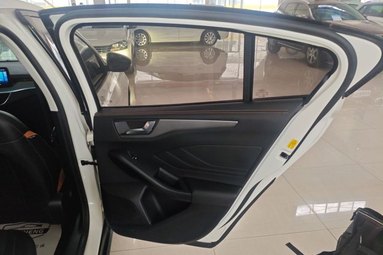 福特 福克斯 2022款 三厢 EcoBoost 180 自动竞速版中控内饰45