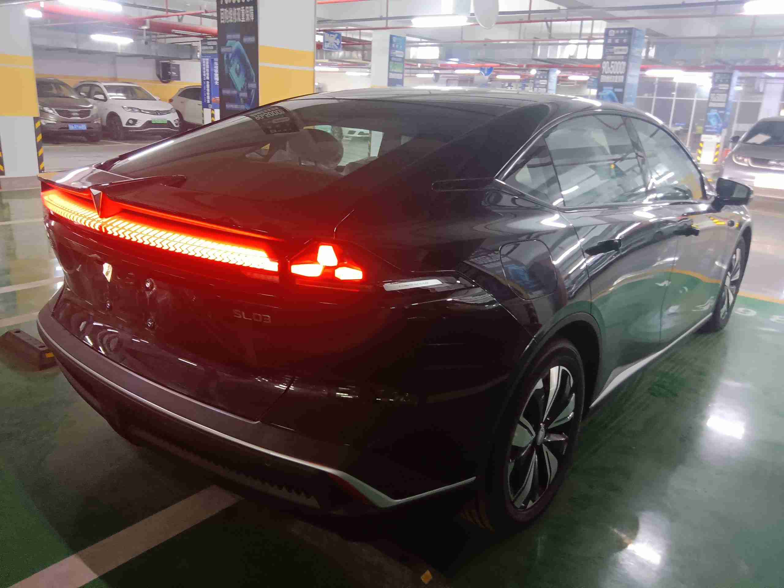 车辆右后45度视角展示