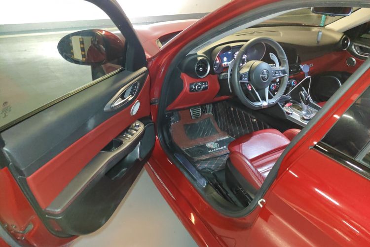 阿尔法·罗密欧 Giulia朱丽叶 2017款 2.0T 280HP Milano限量版中控内饰20