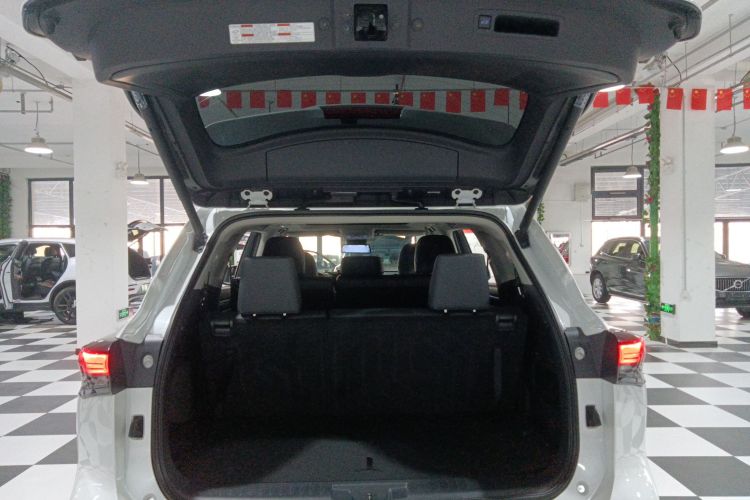 丰田 汉兰达 2022款 双擎 2.5L 四驱尊贵版 7座机舱底盘23