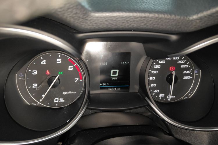 阿尔法·罗密欧 Stelvio斯坦维 2017款 2.0T 200HP 精英版中控内饰14