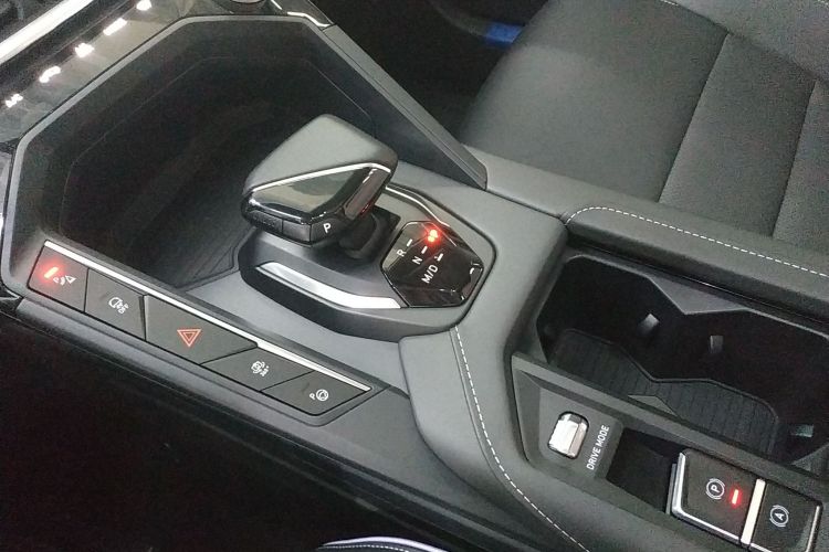 领克06 2021款 1.5T Shero粉色特别版中控内饰18