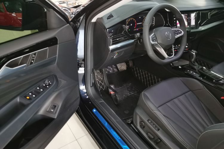 大众 帕萨特 2025款 出众款 380TSI 龙腾版中控内饰7003