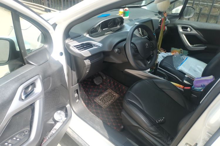 标致2008 2014款 1.6L 自动时尚版中控内饰7003