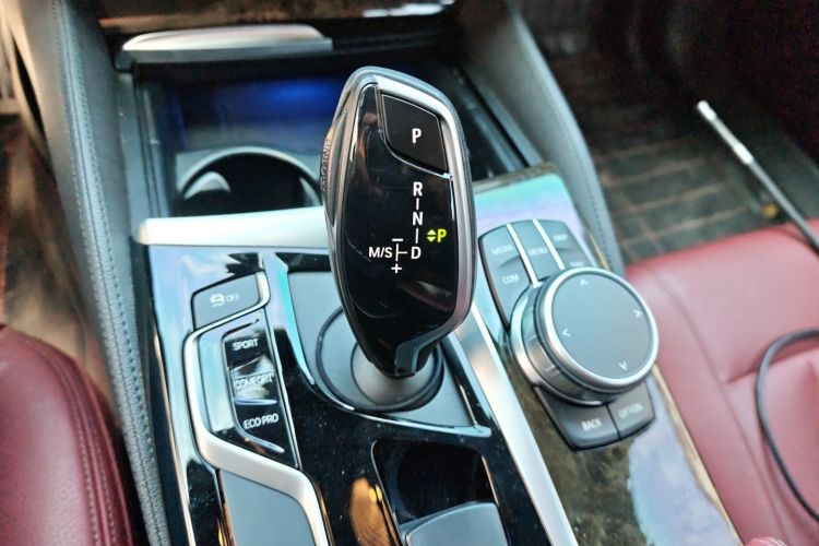 宝马5系 2019款 改款 530Li 领先型 M运动套装中控内饰18