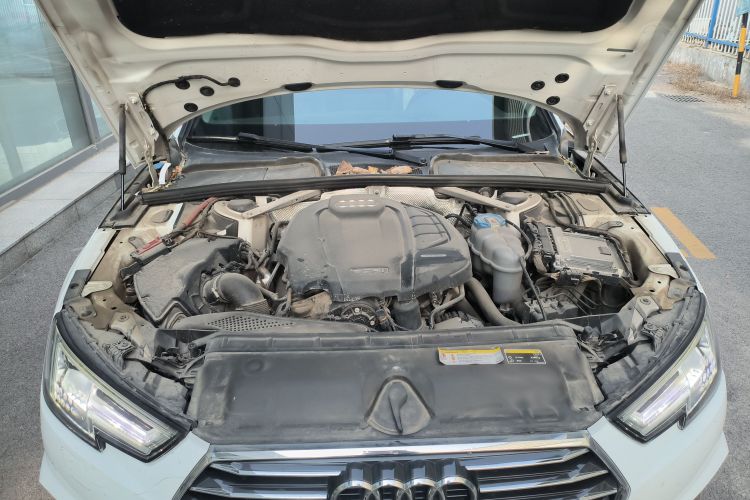 奥迪A4L 2019款 40 TFSI 进取型 国VI机舱底盘24