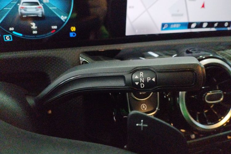 奔驰A级 2022款 A 180 L 运动轿车中控内饰18