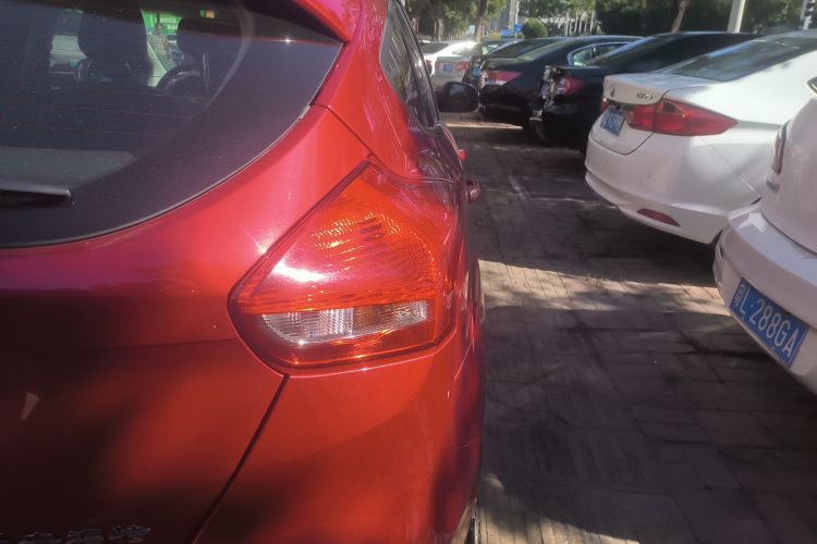 福特 福克斯 2018款 两厢经典 1.6L 自动风尚型智行版车身外观9