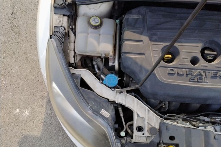 福特 福克斯 2012款 两厢 2.0L 手动豪华运动型局部细节9006