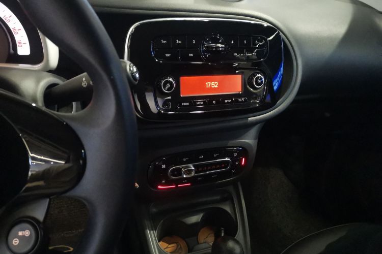 smart fortwo 2018款 1.0L 52千瓦硬顶灵动版 国V中控内饰16