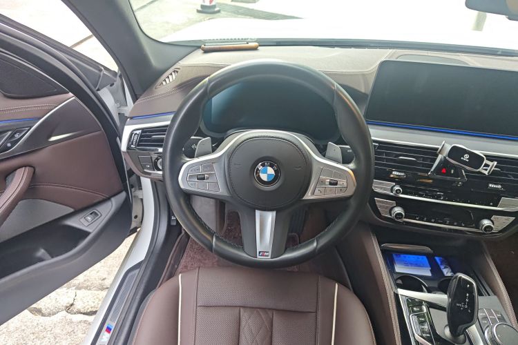 宝马5系 2023款 530Li 领先型 M运动套装中控内饰13