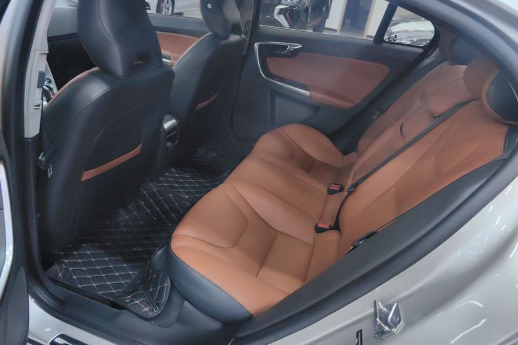 沃尔沃S60 2019款 S60L T3 智进版中控内饰21