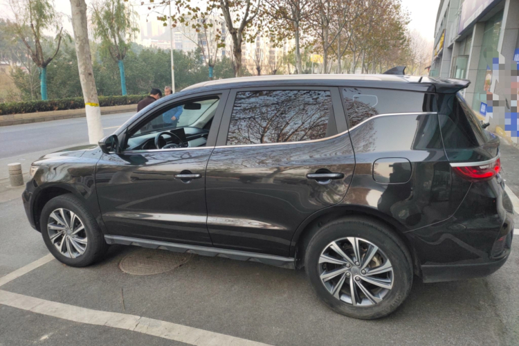 吉利汽车 远景X6 2020款 1.4T 手动尊贵型车身外观4