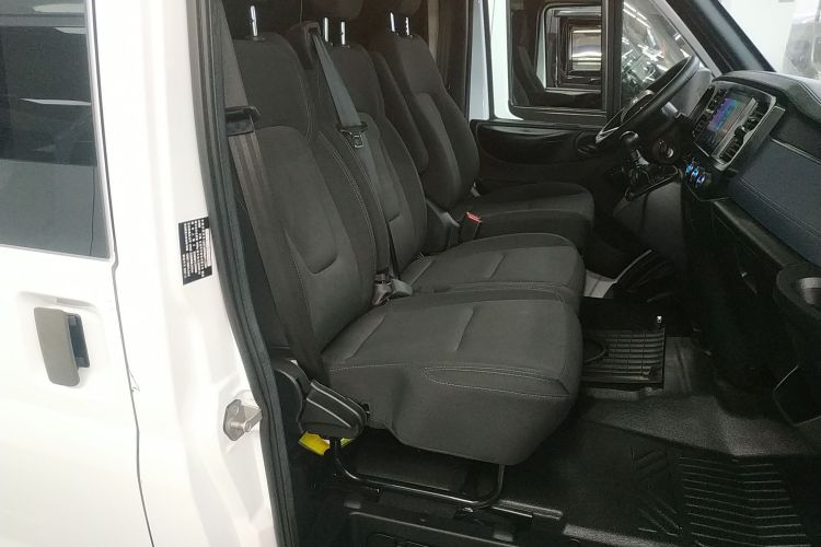 江铃福顺 2023款 2.0T 手动短轴中顶商运型多功能乘用车5座局部细节41