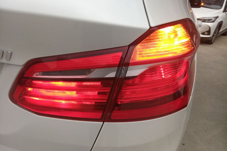 宝马2系旅行车 2016款 218i 时尚型车身外观9