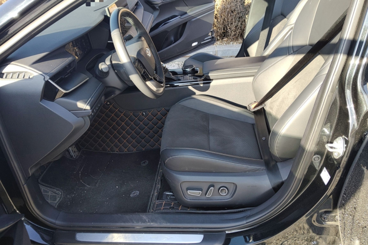 丰田 凯美瑞 2024款 双擎 2.0HXS 运动Plus版局部细节19