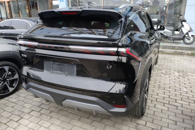 吉利银河 银河L7 2024款 1.5T 115km 星舰 龙腾版车身外观7