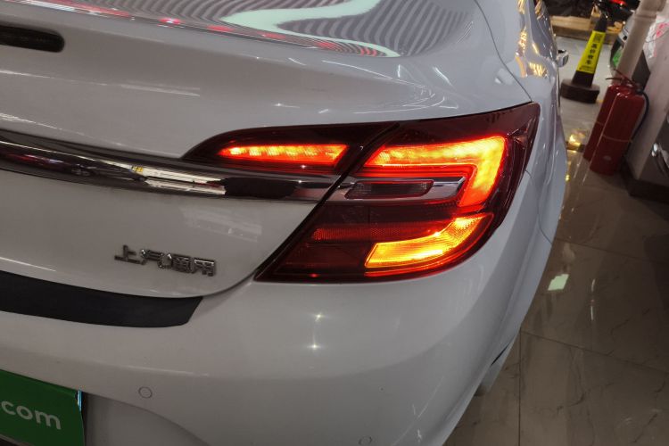 别克 君威 2015款 1.6T 精英技术型车身外观9