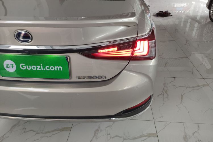 雷克萨斯ES 2020款 300h 卓越版车身外观9