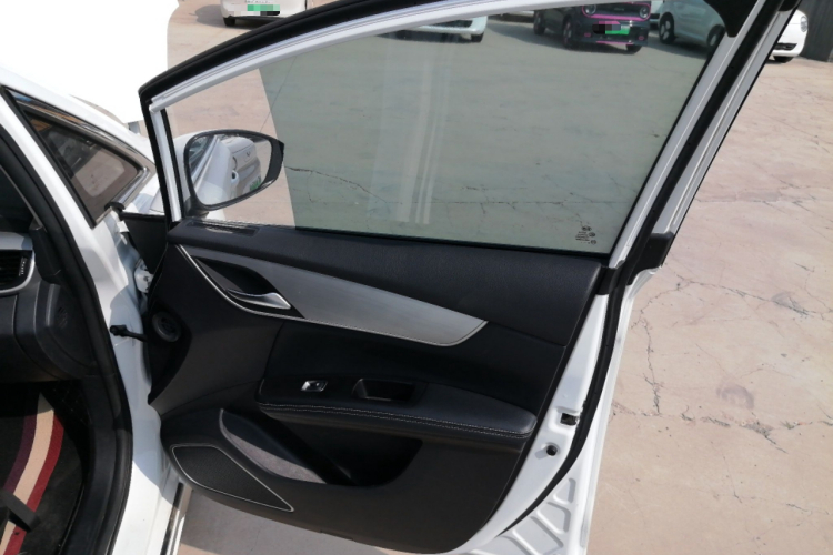 比亚迪 宋MAX 2021款 升级版 1.5T 自动豪华型 6座中控内饰7005