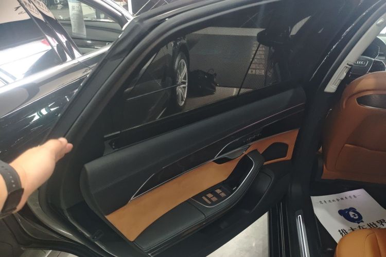 奥迪A8 2024款 A8L 50 TFSI quattro 臻选型中控内饰7008