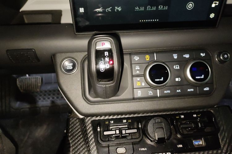 路虎卫士 2024款 90 2.0T P300 S中控内饰18