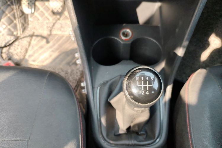 大众 Polo 2014款 1.4L 手动风尚版中控内饰18