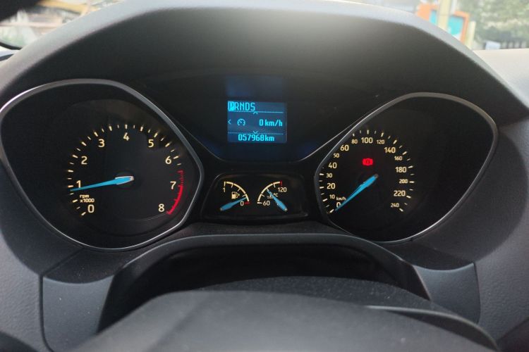 福特 福克斯 2015款 两厢 1.6L 自动风尚型中控内饰14