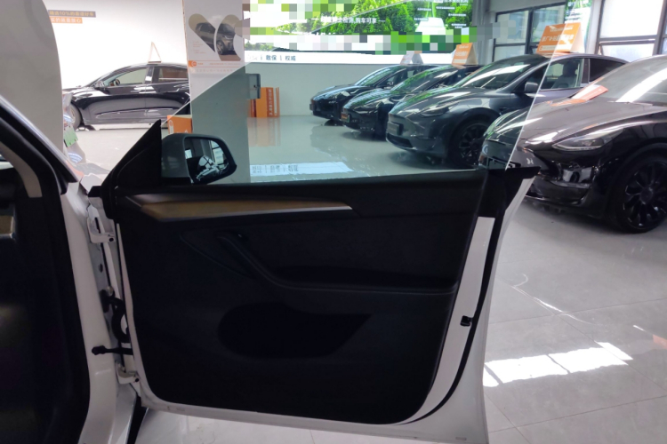 特斯拉 Model Y 2022款 改款 长续航全轮驱动版中控内饰42