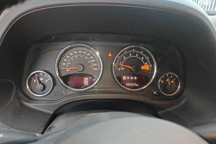 Jeep 指南者(进口) 2014款 改款 2.4L 四驱豪华导航版中控内饰14