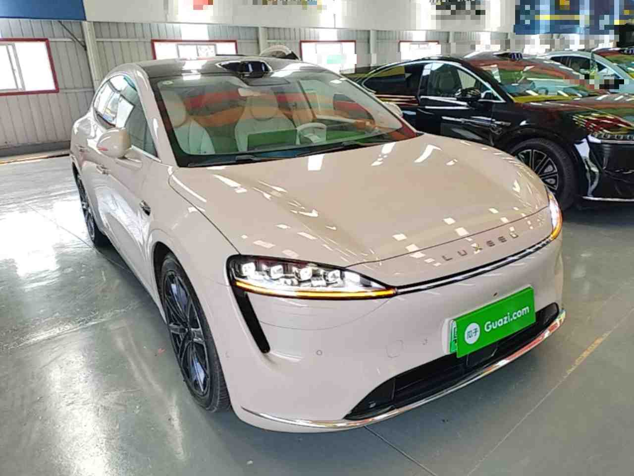 车辆右前45度外观展示